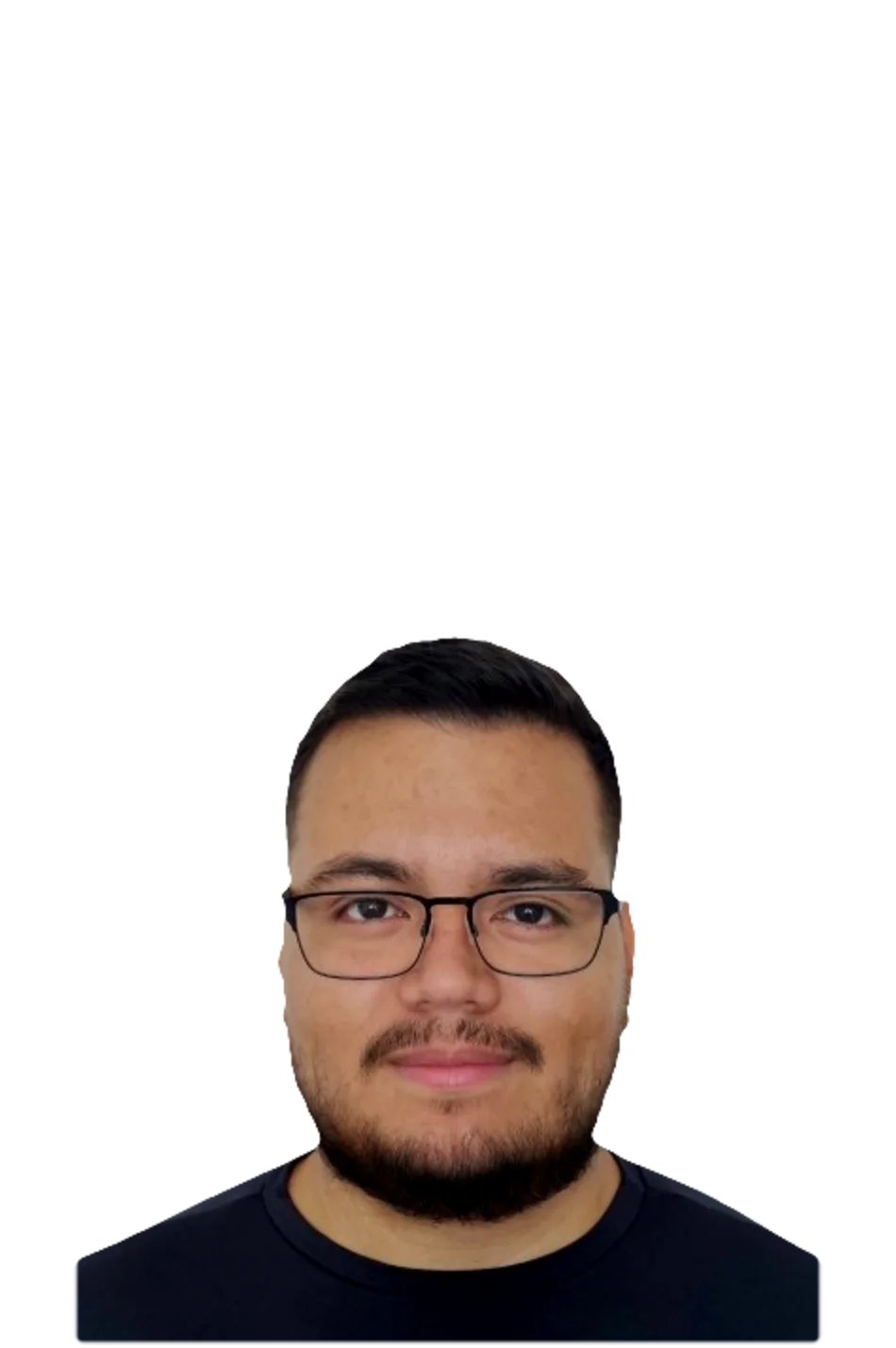 Fabrício Rosa olhando para a câmera.
